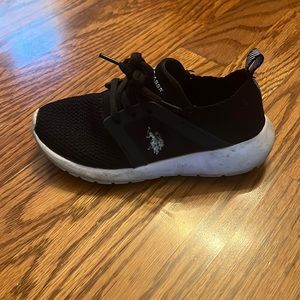 Hi I’m selling these us polo kids shoes size 13.5